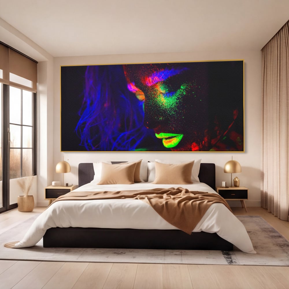 Tablou canvas cu tablou canvas cu fata in culori neon, in rama de aluminiu auriu, pe perete intr-un dormitor
